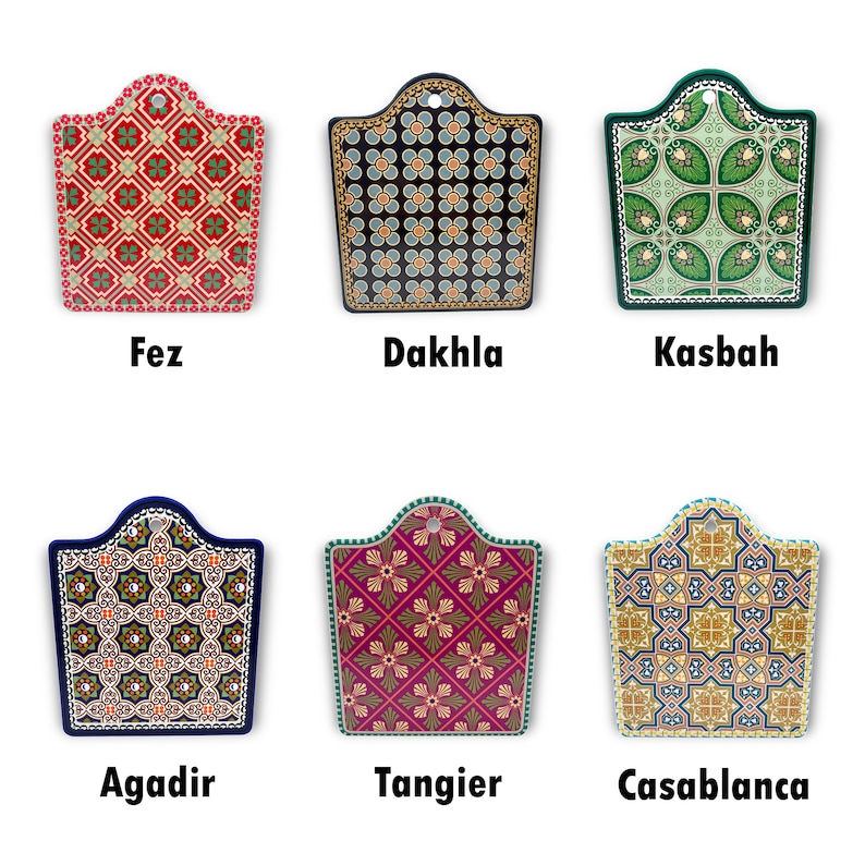 Puede incluir: Seis tablas de cortar diferentes con dise&ntilde;os de azulejos marroqu&iacute;es. Los dise&ntilde;os son de varios colores, incluyendo rojo, verde, azul, amarillo y negro. Las tablas de cortar son todas del mismo tama&ntilde;o y forma, con una parte superior redondeada y una parte inferior plana.