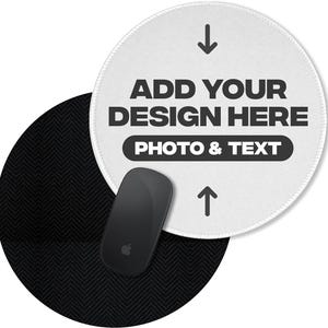 Puede incluir: Una alfombrilla de ratón redonda blanca con el texto "ADD YOUR DESIGN HERE PHOTO & TEXT" y flechas negras. Un ratón negro con el logotipo de Apple está al lado de la alfombrilla. El fondo es un patrón negro texturizado.