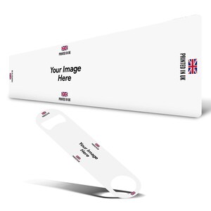 Può includere: Apribottiglie in metallo bianco con un design stampato. Il design include il testo "Your Image Here" e una piccola bandiera dell'Unione Jack. L'apribottiglie è stampato con "Printed in UK" su entrambi i lati.