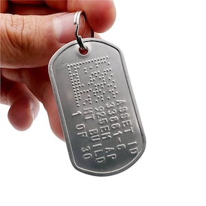 Puede incluir: Placa de identificación de metal plateado con el texto "ASSET ID 33881-8 2SEK AP 925 EI 1 HT OF BUILD 30"