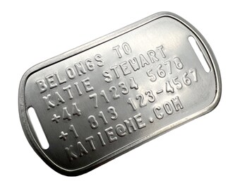 Puede incluir: Chapa de identificación de perro de metal plateado con el texto "BELONGS TO KATIE STEWART +44 71234 5678 +1 813 123-4567 KATIE@HE.COM"