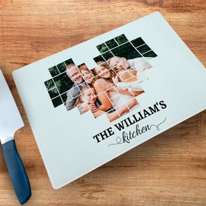 K&ouml;nnte beinhalten: Ein wei&szlig;es Schneidebrett aus Glas mit einem herzf&ouml;rmigen Fotomosaik einer f&uuml;nfk&ouml;pfigen Familie. Der Text "THE WILLIAM'S kitchen" ist unter dem Foto gedruckt.