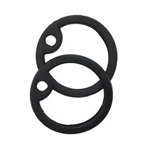 Peut inclure: Deux porte-clés en caoutchouc noir avec un petit trou dans chaque anneau.