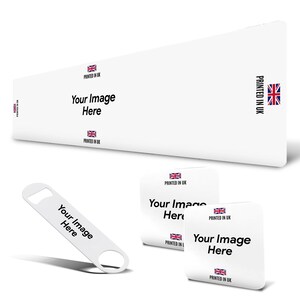 Può includere: Un set di tre sottobicchieri bianchi con il testo "Your Image Here" e una piccola bandiera Union Jack. I sottobicchieri sono stampati nel Regno Unito. È incluso anche un apribottiglie argentato con lo stesso testo.