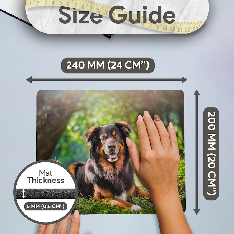 Pode incluir: Um c&atilde;o castanho e preto com uma mancha branca no peito est&aacute; deitado na grama verde. O c&atilde;o est&aacute; olhando para a c&acirc;mera. A imagem &eacute; um guia de tamanho para um tapete de rato, mostrando as dimens&otilde;es do tapete em polegadas e cent&iacute;metros. O tapete de rato tem 240 mm (24 cm) de largura e 200 mm (20 cm) de altura. O tapete de rato tem 5 mm (0,5 cm) de espessura.