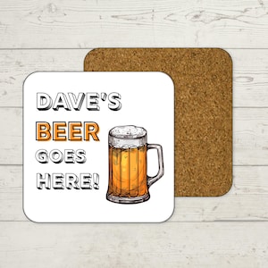 "Personalisierter ""Beer Goes Here"" Untersetzer - MDF Holz mit Kork-Rückseite, Geschenk für Bierliebhaber."