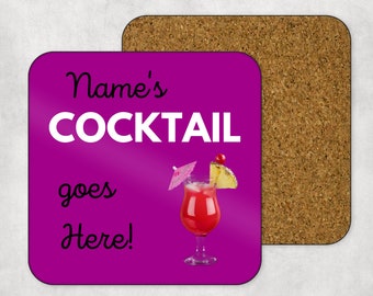 Puede incluir: Un posavasos morado con el texto "Name's COCKTAIL goes Here!" y un cóctel rosa con una cereza y una guarnición de piña. El posavasos tiene un respaldo de corcho.