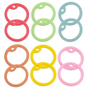Peut inclure: Ensemble de six porte-clés double face dans des couleurs pastel assorties, y compris le rose, le jaune, le vert et l'orange. Chaque porte-clés est fait d'un matériau flexible et durable.
