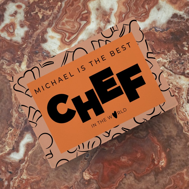 Pu&ograve; includere: Carta arancione e marrone con il testo "MICHAEL IS THE BEST CHEF IN THE WORLD" in nero.