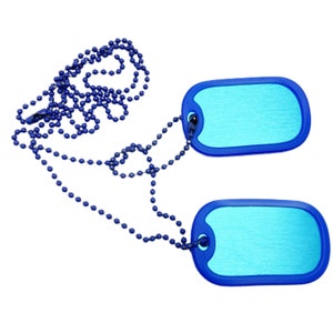 Puede incluir: Dos chapas de identificación de metal azul con una cadena azul. Las chapas están en blanco y tienen un acabado cepillado.