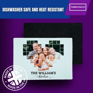 K&ouml;nnte beinhalten: Wei&szlig;er Keramik-K&uuml;chenuntersetzer mit einem herzf&ouml;rmigen Mosaik aus einem Familienfoto. Der Text "THE WILLIAM'S kitchen" ist unter dem Foto gedruckt.