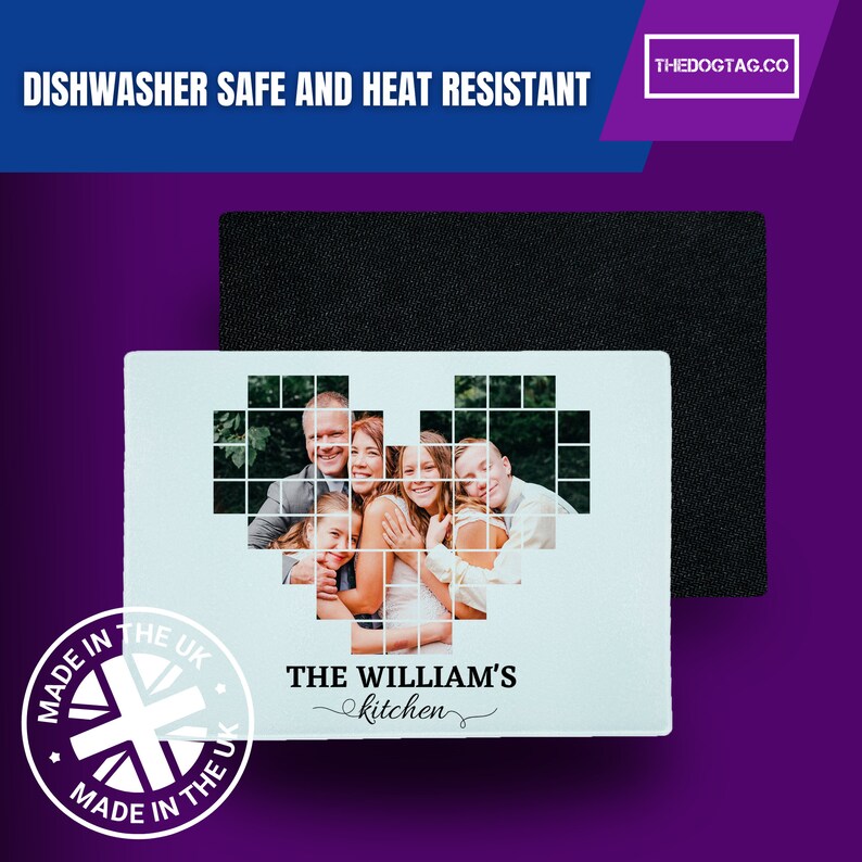 K&ouml;nnte beinhalten: Wei&szlig;er Keramik-K&uuml;chenuntersetzer mit einem herzf&ouml;rmigen Mosaik aus einem Familienfoto. Der Text "THE WILLIAM'S kitchen" ist unter dem Foto gedruckt.