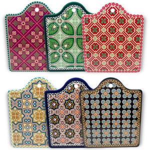 Puede incluir: Conjunto de seis tablas de cortar decorativas con diferentes patrones geom&eacute;tricos. Las tablas son de cer&aacute;mica y tienen un borde festoneado. Los patrones incluyen rojo, verde, azul, amarillo y negro.