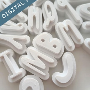 Könnte beinhalten: Eine Ansammlung von weißen, dreidimensionalen Ausstechformen in Form von Buchstaben des Alphabets, die in einer Gruppe angeordnet sind. Jeder Buchstabe hat ein erhabenes, kräftiges Design mit einer dicken Basis. Ein blaues Banner zeigt DIGITAL FILE.