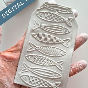 Könnte beinhalten: Ein weißer rechteckiger Stempel mit sieben Fischmotiven. Jeder Fisch hat ein einzigartiges Muster, einschließlich Schuppen und Linien. Die Worte "DIGITAL FILE" sind diagonal in einem blauen Banner gedruckt.
