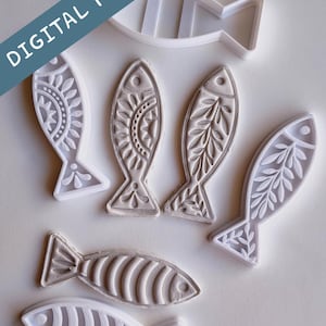 Può includere: Una collezione di tagliabiscotti bianchi a forma di pesce e relative impronte in argilla in rilievo. I disegni includono motivi complessi come raggi di sole, foglie e strisce orizzontali. Un banner blu mostra il testo DIGITAL FILE.