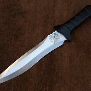 RE4 Leon Kennedy&#39;s Knife |  Custom Handmade Spring Steel  Bowie Knife  | Tactical Knife | Birthday Gift For Him , Gift For Husband , Replica