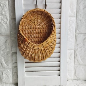 Basket on the door. Oval flower basket.Front door decoration. Straw-colored wicker basket, front door decoration.Hanging basket on the door. image 4