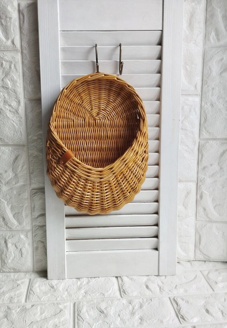 Basket on the door. Oval flower basket.Front door decoration. Straw-colored wicker basket, front door decoration.Hanging basket on the door. image 4