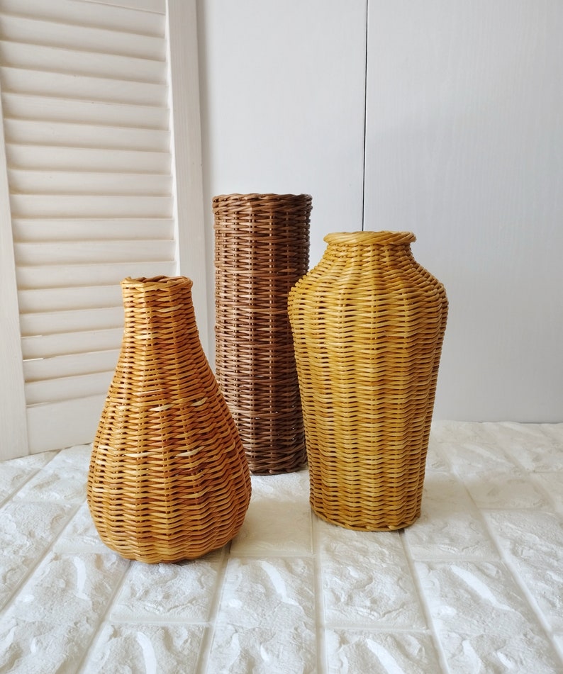 Wicker vase for flowers. Basket for artificial or dried flowers. Decorative jug for home decoration. image 3