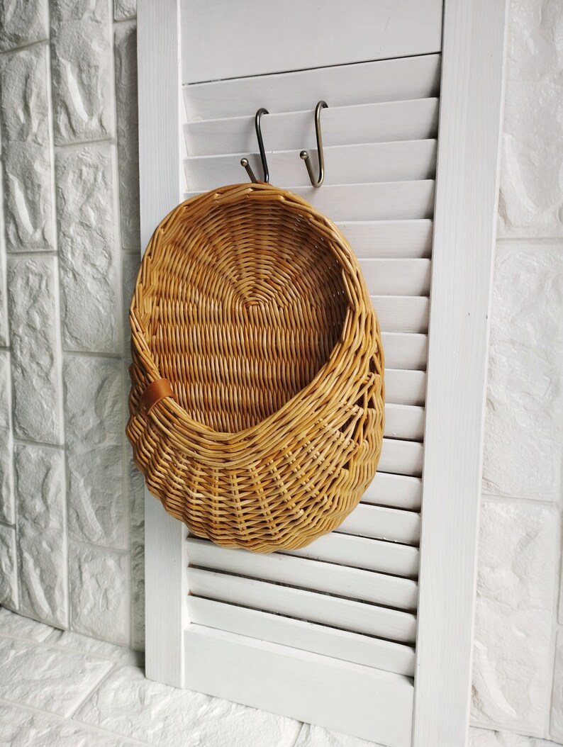 Basket on the door. Oval flower basket.Front door decoration. Straw-colored wicker basket, front door decoration.Hanging basket on the door. 2