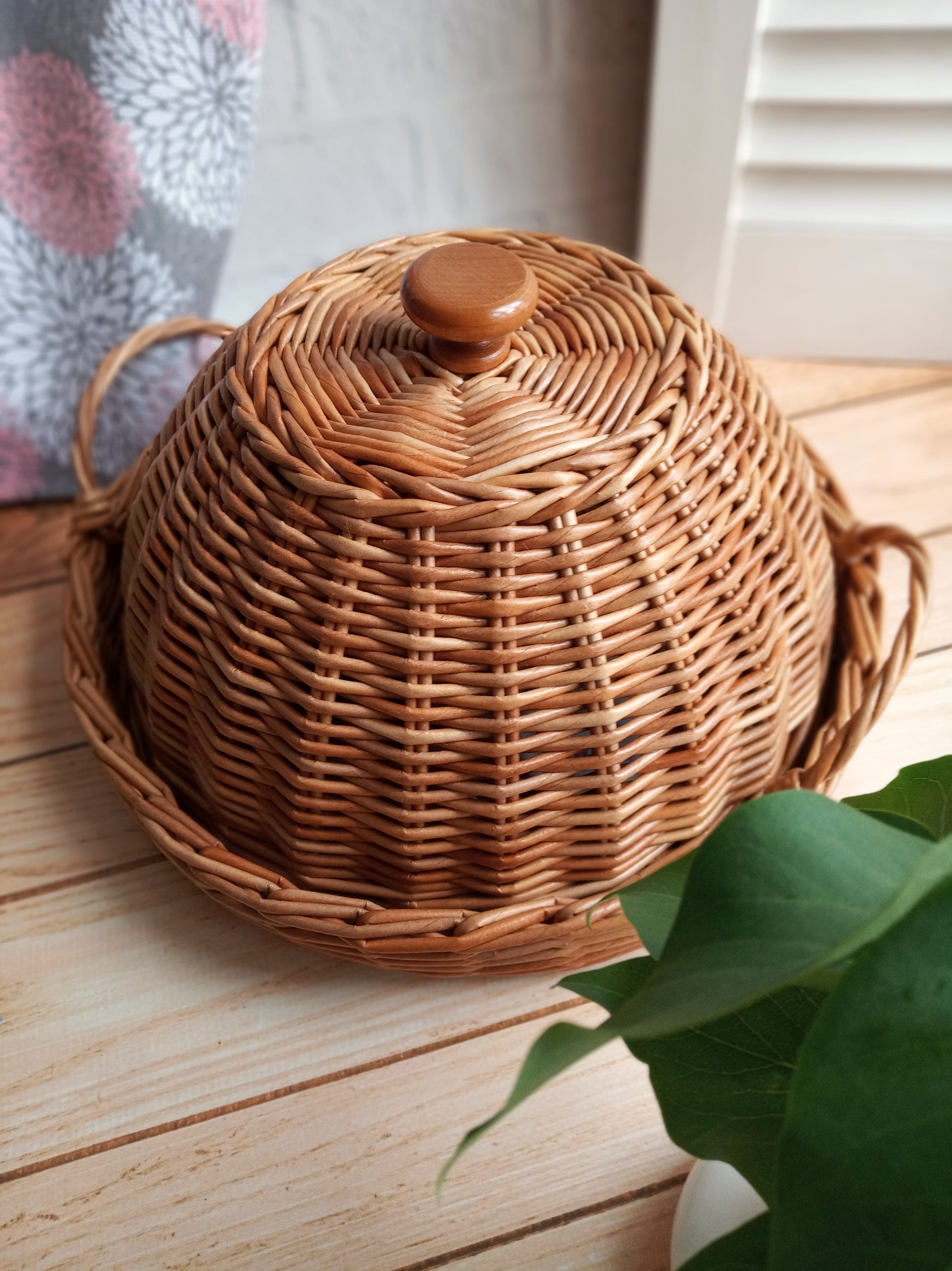 IGNPION Vassoio da portata rotondo in rattan intrecciato, 28 cm, vassoio decorativo con manico, vassoio organizer da scrivania per caffè, bevande, colazione, tè, candele