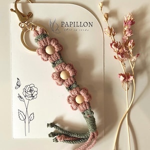 Llavero de flor de macramé • Dije de bolso bohemio • Accesorio hecho a mano • Regalo para ella • Dije de espejo de coche