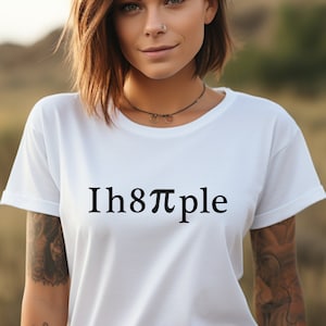 Könnte beinhalten: Weißes T-Shirt mit dem Aufdruck "I h8 πple" auf der Vorderseite.