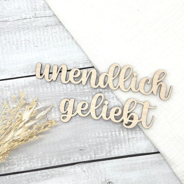 Schriftzug -unendlich geliebt- aus Holz, Wanddekoration Kinderzimmer / Babyzimmer, Deko Wand