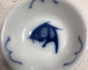 ヴィンテージの有名な青い鯉（鯉）のデザインの醤油皿、直径2.5インチ、中国製