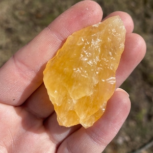 Pezzo di cristallo di calcite arancione grezzo