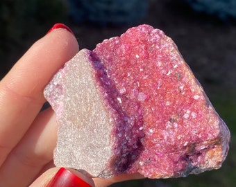キラキラ輝くピンクのコバルト方解石クリスタル、生のコバルト方解石