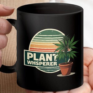 Peut inclure: Mug en céramique noire avec un graphique rétro d'une plante en pot et le texte "Plant Whisperer".
