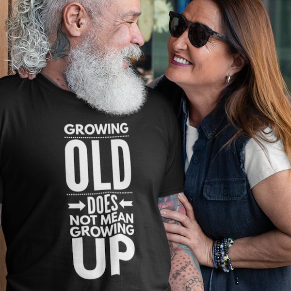 Oud worden betekent niet opgroeien, grappig verjaardag T-shirt, ouderdom gag cadeau, cadeau voor mannen, cadeau voor vrouwen, Unisex Heavy Cotton Tee