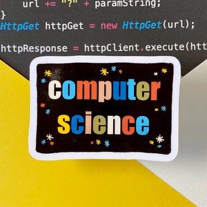 Peut inclure: Un autocollant noir et blanc avec les mots "computer science" en lettres colorées. Les lettres sont entourées de petites étoiles blanches.
