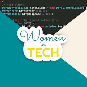 Peut inclure: Un autocollant blanc avec le texte "Women in TECH" en lettres jaunes et bleues. L'autocollant est placé sur un fond divisé en diagonale de noir et de bleu sarcelle.
