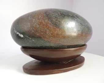 Shiva Lingam -22 cm auf Geschnitztem Teak Holz Sockel Melamin Poliert. (Fancy Jaspis). (JSL-A-7).