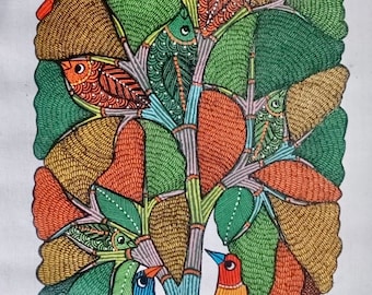 Può includere: Un dipinto di arte popolare colorato che raffigura un albero con foglie verdi, arancioni e marroni. Ci sono diversi pesci e uccelli nell'albero, tutti dipinti in modo stilizzato. Il dipinto è firmato in basso con il testo "#सुमनकुमार तिवारी".