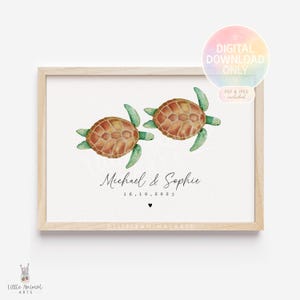 May include: Watercolor print featuring two sea turtles with brown shells and green flippers. The names "Michael & Sophie" and the date "16.10.2025" are written below the turtles. The print is in a light wooden frame.