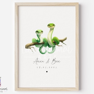 Könnte beinhalten: Eine digitale Illustration von zwei grünen Schlangen, die sich auf einem Ast umarmen. Die Schlangen lächeln und haben Herzen um sich herum. Der Text darunter lautet "Anna & Ben 17.05.2025" mit einem kleinen Herzen.