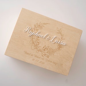 Erinnerungskiste Hochzeit Personalisiert Hochzeitsgeschenk Erinnerungskiste Holzkiste personalisiert Blumenkranz Andenken Brautpaar Bild 4