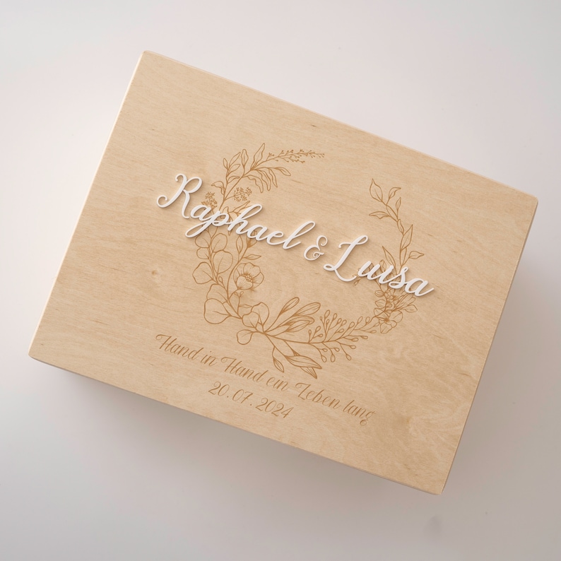 Erinnerungskiste Hochzeit Personalisiert Hochzeitsgeschenk Erinnerungskiste Holzkiste personalisiert Blumenkranz Andenken Brautpaar Bild 4