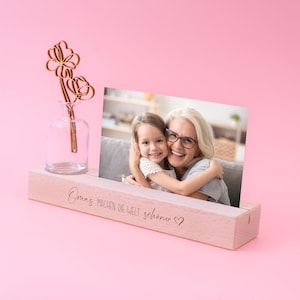 Kartenständer "Omas machen die Welt schöner " | Geschenk für Oma | Geschenk für Omatag | Gutscheinverpackung für Oma