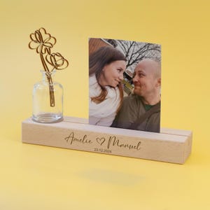 Personalisierter Kartenhalter Bilderleiste mit Vase | Geschenk Hochzeit | Fotoständer | Geldgeschenk Brautpaar Liebe