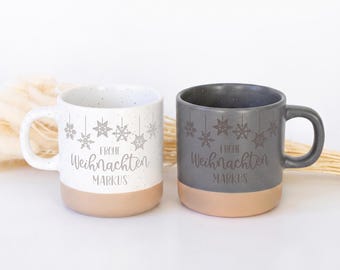 Weihnachtstasse mit Namen personalisiert | Frohe Weihnachten Schneeflocken | Weihnachtsgeschenk | Wichtelgeschenk | Keramiktasse 360 ml