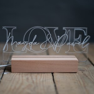 Personalisierter Schriftzug LOVE als Acryllampe Nachttischlampe Valentinstag Geschenk Hochzeitsgeschenk Bild 2