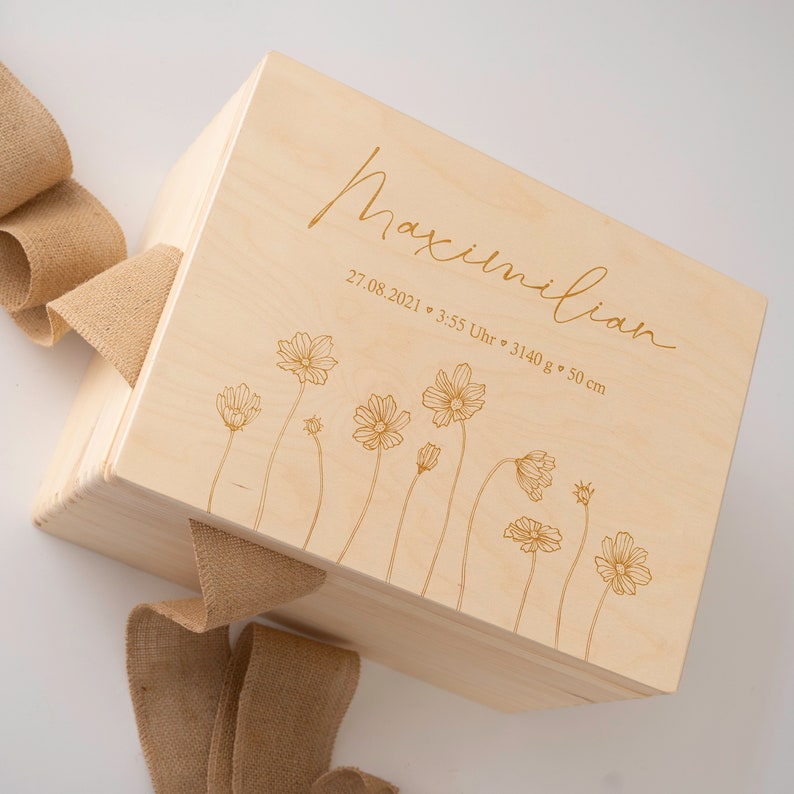 Scatola ricordo personalizzata per neonati con fiori regalo battesimo regalo nascita regalo Natale per bambini scatola in legno immagine 2