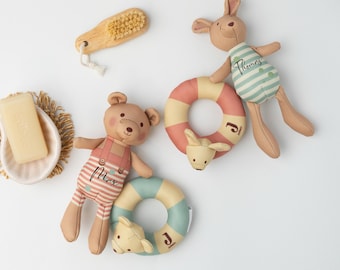 Badepuppe personalisiert mit Namen – Schwimmende Puppe Bär oder Känguru – Badespielzeug Baby