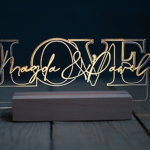 Personalisierter Schriftzug LOVE als Acryllampe Nachttischlampe Valentinstag Geschenk Hochzeitsgeschenk Bild 1