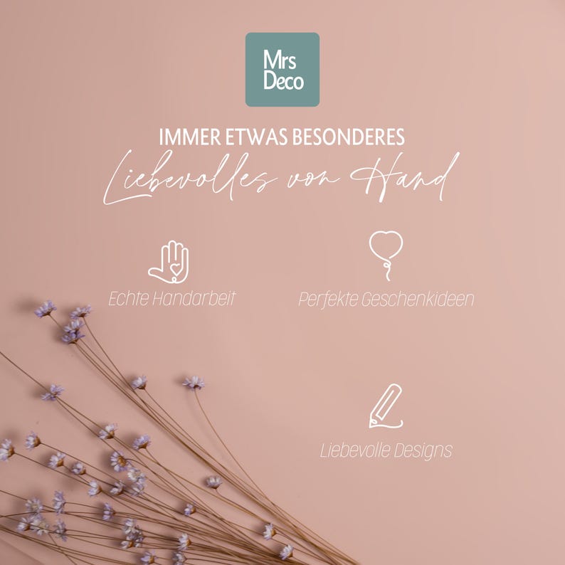 Peut inclure: Fond rose avec le texte "Mrs Deco" dans un carr&eacute; turquoise. Les mots "IMMER ETWAS BESONDERES" et "Liebevolles von Hand" sont &eacute;crits en script blanc. L'image comprend &eacute;galement les phrases "Echte Handarbeit", "Perfekte Geschenkideen" et "Liebevolle Designs".